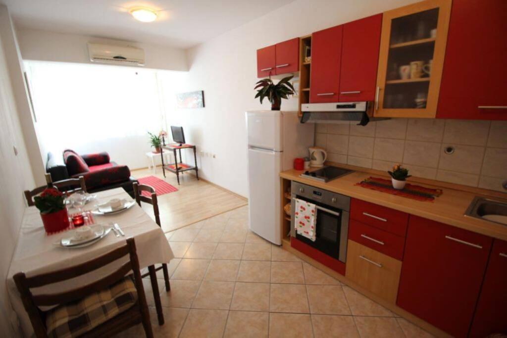 Old City/Beach 13 Minutes Away, Parking, For 4 Split Exterior foto